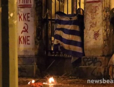 Εξάρχεια: Συνεχίζεται ο «κλεφτοπόλεμος» μεταξύ κουκουλοφόρων και Αστυνομίας